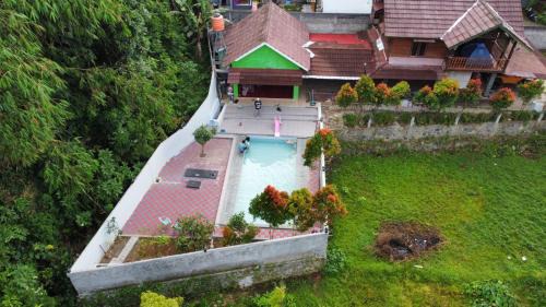 Jambu Luwuk House | Family-Friendly Villa Ainun with Pool & 8/10 Guest Rating