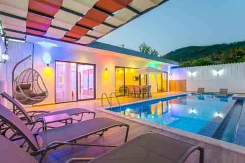 Uzumlu Villa | Relaxing Villa Akça Üzümlü with Pool and Hot Tub Amenities