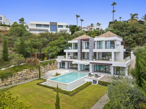 New Golden Mile Villa | Elegant Villa Alejandra in Benahavis - Rated 10/10