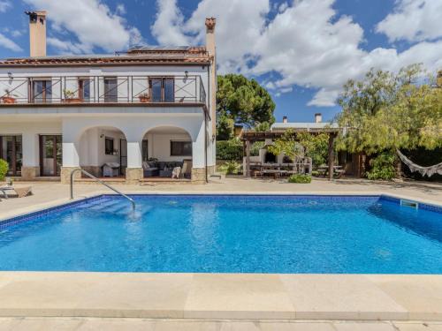 L'Ampolla Villa | Discover Villa Alicia: Pet-Friendly Retreat with Ocean Views
