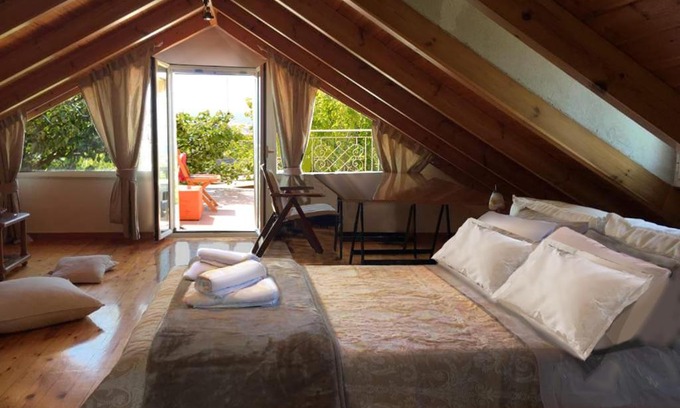 Petrochori House | Villa Aliki: Oceanfront Retreat with Hot Tub & 9.4/10 Rating