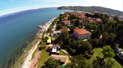 Izola Apartment | Oceanfront Villa Almira: Guest Rated 10/10 with Family Amenities