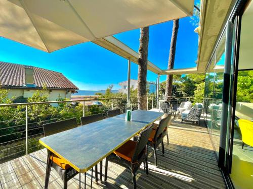 Saint-Georges-de-Didonne Villa | Villa Amazone: Oceanfront Retreat with Hot Tub & Great Views