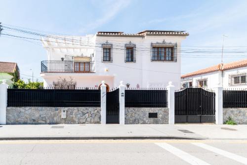 Norte Apartment | Elegant Villa Amalia: Child-Friendly & Guest Rated 9.7/10