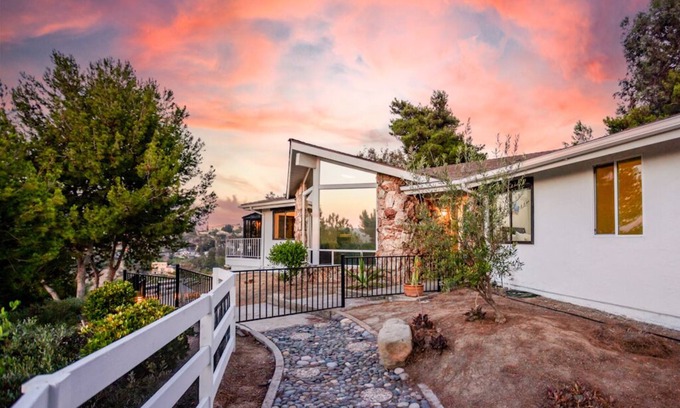 Bonita House | Villa Amarone: Pet-Friendly Oasis with Hilltop Views