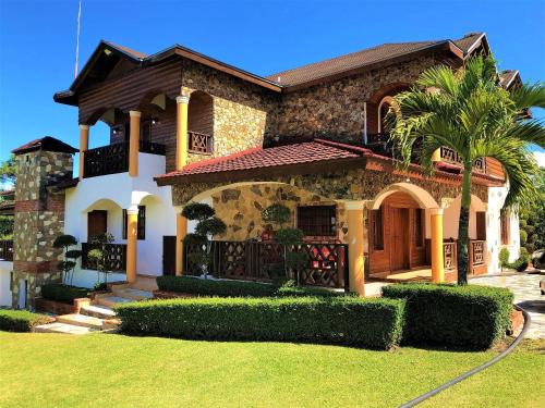 La Vega Province House | Villa Amila: Ideal Getaway with Pool & Hot Tub for 20