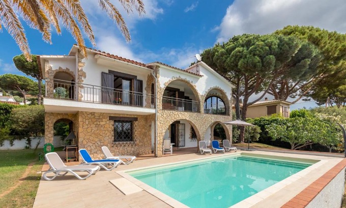 El Vilar d'Aro Villa | Unwind at Villa Amistad: 4-Star Poolside Retreat