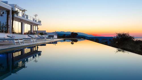 Kapsaliana Villa | Experience Villa Amnalys: Oceanfront Getaway with Pool