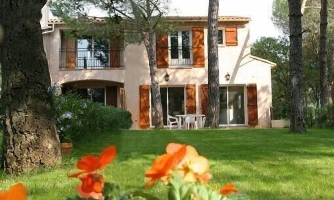 La Bouverie Cottage | Relax in Peaceful Provence: Pet-Friendly Villa with Spa