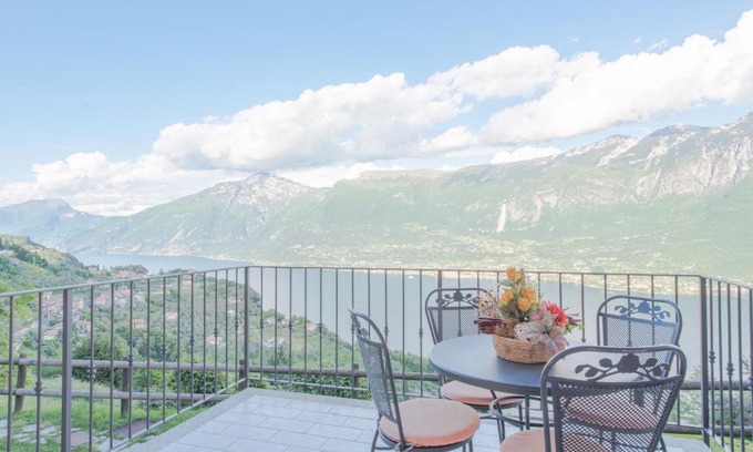 Arias Apartment | Villa Anna Apartments: Oceanfront Retreat with Pool & Spa