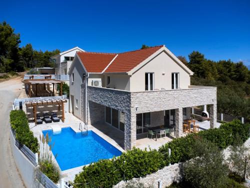 Pitve Villa | Villa Anouk: Pet-Friendly Haven with Pool and Hot Tub