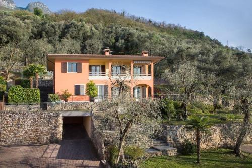 Cassone Apartment | Discover Villa Antopolis: 4-Star Stay with Family & Pets