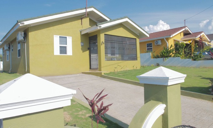 Falmouth House | Villa Applebee: Your Ideal Retreat at Stonebrook Manor