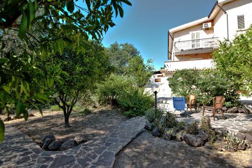 Cala Liberotto Apartment | Villa Arancio: Pet-Friendly Retreat for Family Getaways