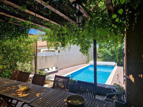 Campagnan Villa | Idyllic Villa with Large Pool - Perfect for Families & Pets
