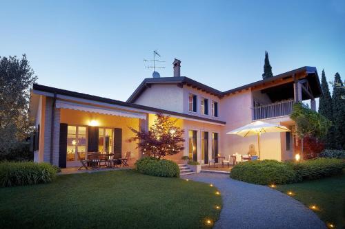 San Pietro in Cariano Bed & Breakfast | Oceanfront Villa Archi B&B - Guest Rated 10/10 Experience