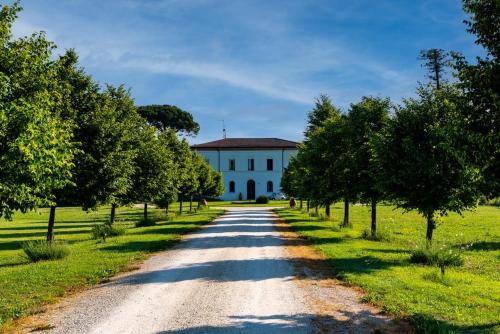 Oriolo dei Fichi Bed & Breakfast | Villa Archi: Guest Rated 9/10 with Family-Friendly Amenities