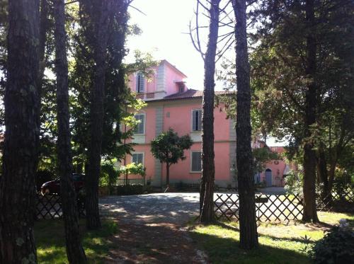 Lari Bed & Breakfast | Villa Arianna B&B: Oceanfront Retreat with Pool & Dining