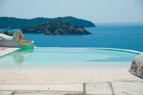 Kanapitsa Villa | Villa Arios: Pool, Jacuzzi & Oceanfront Bliss Await You
