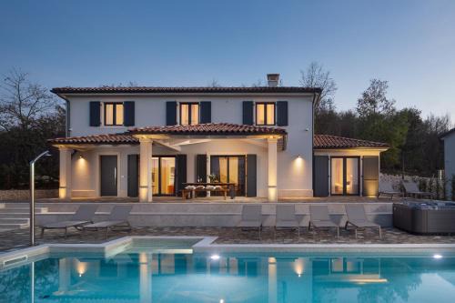 Vranje Selo Villa | Villa Arman: 4-Star Retreat with Pool & Hot Tub Amenities