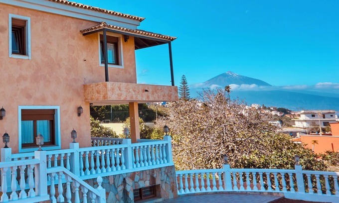 Tacoronte Villa | Villa Armonía: Relaxing Spa Retreat with Hot Tub & Kitchen