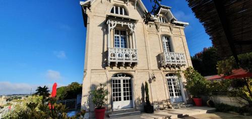 Angouleme Bed & Breakfast | Villa Art Nouveau - Guest Rated 10/10 for Your Stay