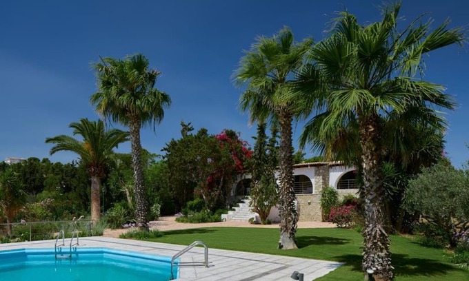 Agii Anargiri Villa | Enchanting Villa Artemis with Oceanfront Pool in Porto Heli