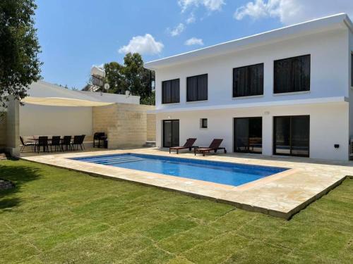 Giolou Villa | Oceanfront Villa Athasia: 4-Star Stay with Pool & Views