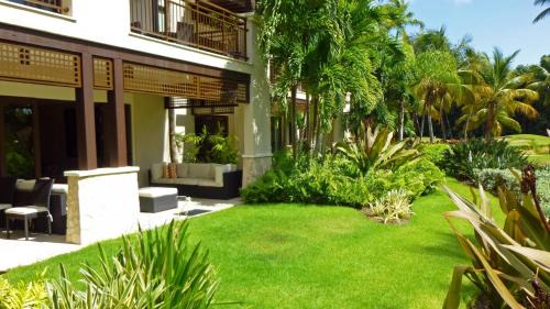 Herreras Apartment | Villa Athena: Oceanfront Haven with Pool & Private Beach