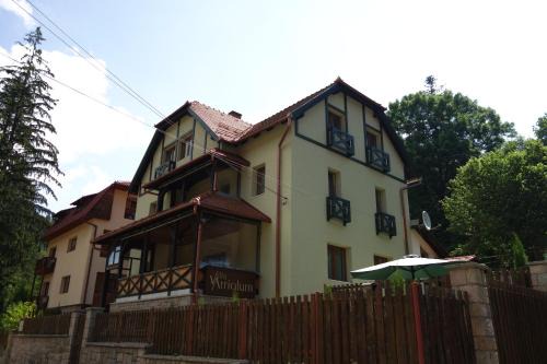 Baile Tusnad House | Villa Atriolum: Family-Friendly Retreat with Top Ratings