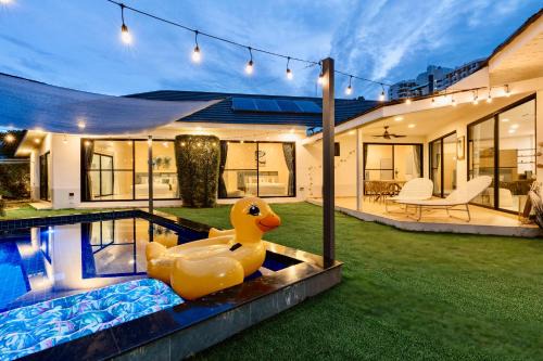 Wat Ket Villa | Relax at Villa Aura Chiang Mai with Oceanfront Amenities