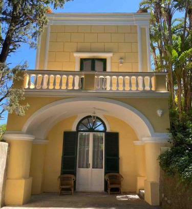 Tiberio Villa | Villa Aurora Caprese: Family-Friendly Retreat with Breakfast