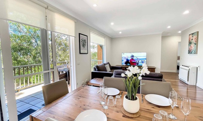 Pokolbin Villa | Villa Aurora - Designer Getaway with Breakfast & Family Amenities