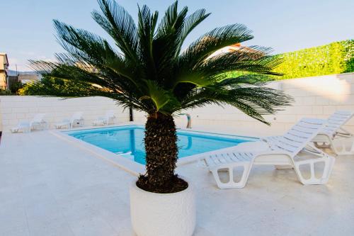 Kastel Novi Apartment | Villa Aurora: Oceanfront Retreat with Family-Friendly Amenities