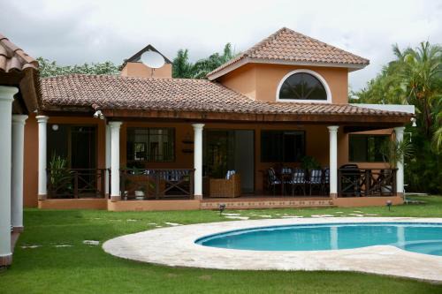 Guayacanes Villa | Villa-Aurora JuanDolio-3Br-4Bds-6Px-WiFi-BBQ-Pool-TVSmart