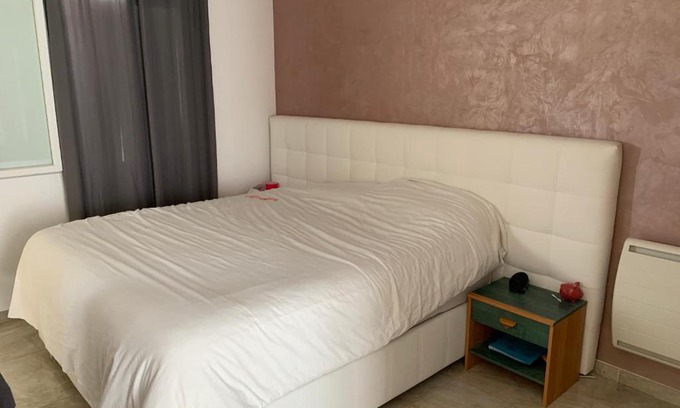 Saint-Victor-la-Coste Villa | Villa avec piscine: Family-Friendly Retreat with Pool & Hot Tub