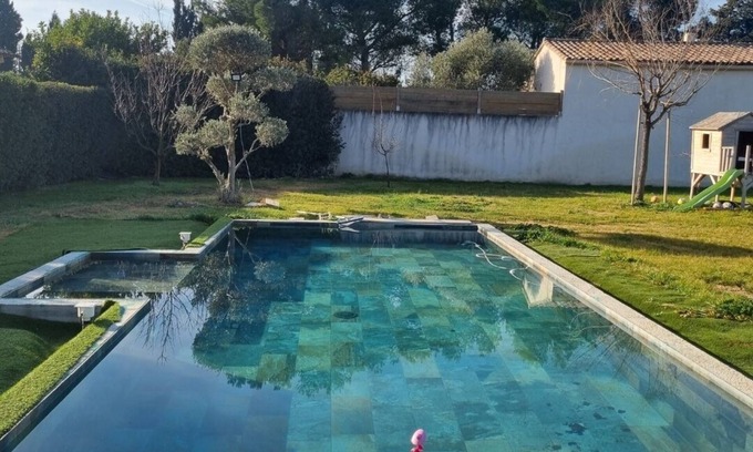 Graveson House | Inviting Villa Avec Piscine with Ocean Views and Private Pool