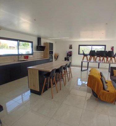 Saint-Gilles Villa | Relax at Villa avec Piscine: 4-Star Family-Friendly Retreat