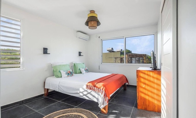 Les Mangles Apartment | Enchanting Villa with Breathtaking Sunset Views for Couples