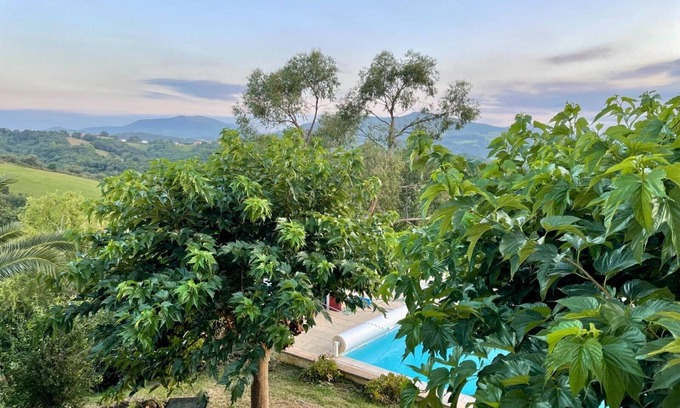 Hasparren House | Villa avec Vue Imprenable: Spa & Family-Friendly Retreat