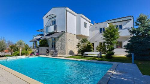 Pjescana Uvala Villa | Family-Friendly Villa Aylin: 5-Bed Retreat by the Sea