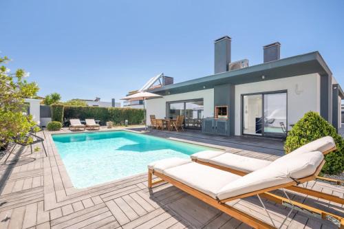Vila Nogueira de Azeitao House | GuestReady - A Joyful Retreat with Pool & Family Amenities