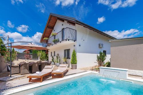 Fuzine Villa | Experience Villa Bajer: 4-Star Retreat in Fužine