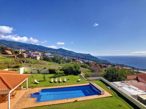 Estreito da Calheta Villa | Villa Baradaye: Family-Friendly Retreat with a Pool