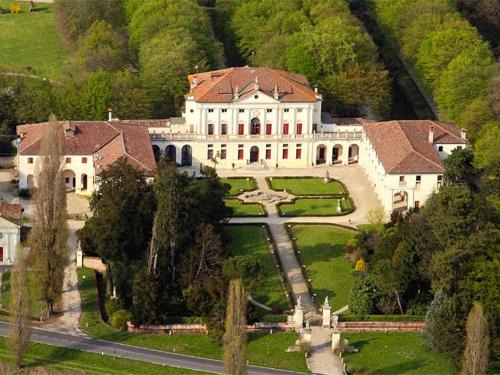 Levada Villa | Relax at Villa Barchessa Palladio: 4-Star with Pool Access