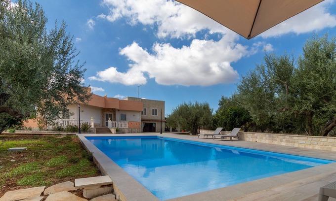 Modica Villa | Villa Bartolomeo: Relax by the Pool with Garden & Wi-Fi
