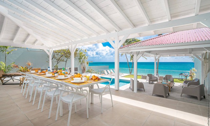 Le Diamant Villa | Beachfront Villa: 5 Bedrooms with Pool & Ocean Views