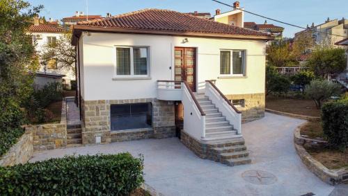 Izola Apartment | Oceanfront Villa Beatrice: A 4-Star Guest Favorite