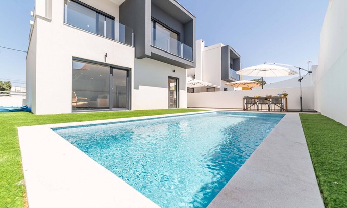 Charneca de Caparica e Sobreda Villa | Villa Beija Flor - Guest Rated 10/10 with Private Pool