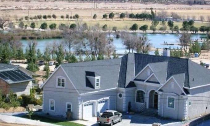 Hesperia Villa | Relax at Villa Bella: Cozy Upper Unit by the Lake